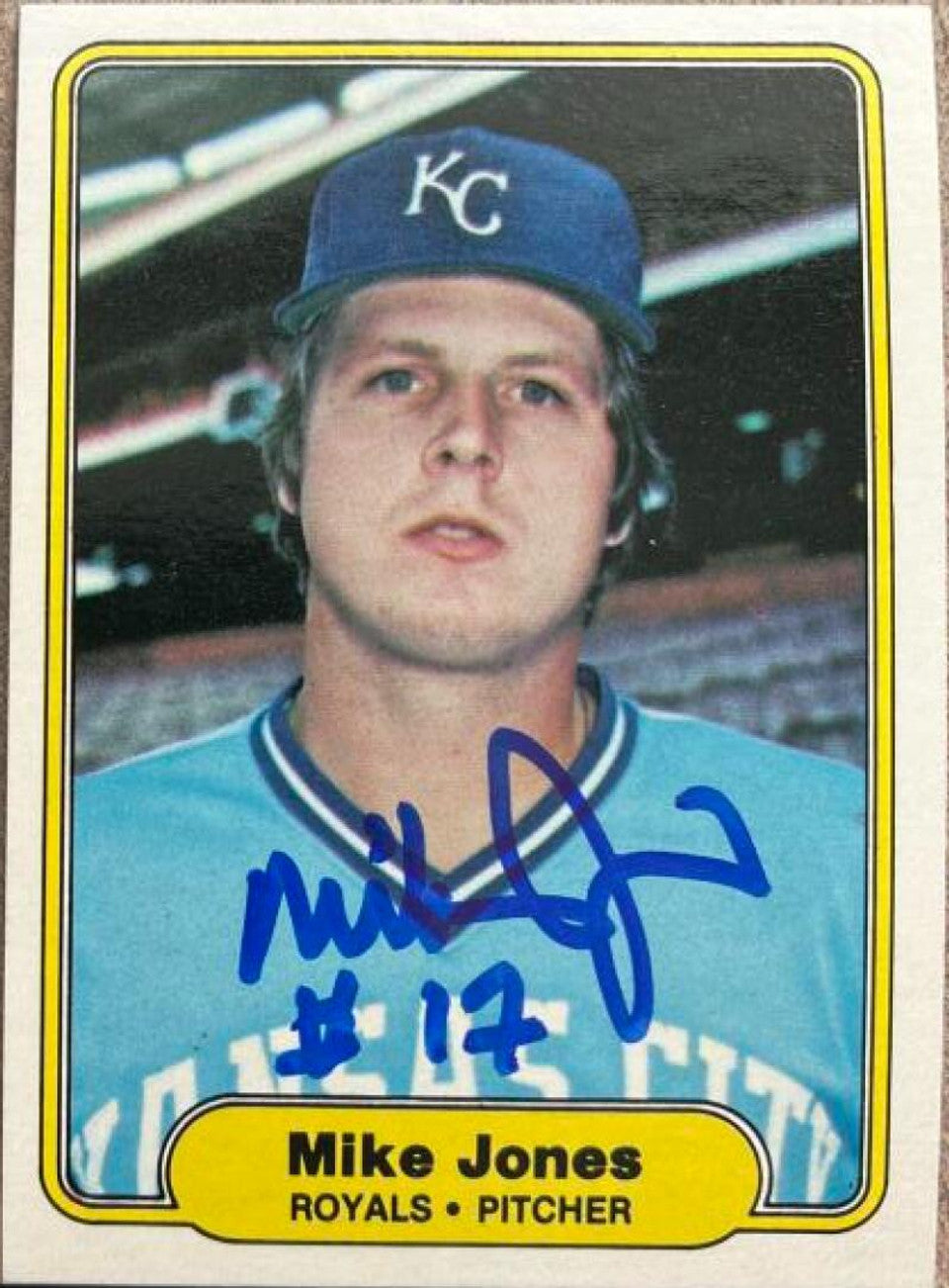 マイク・ジョーンズが署名した 1982 年のフリーア ベースボール カード - カンザスシティ ロイヤルズ