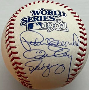 ペドロ・ゲレロ、ロン・セイ、スティーブ・イェーガーのサイン入り1981年ワールドシリーズ野球ボール